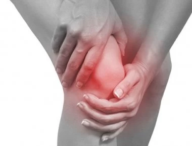 Πόνοι στα γόνατα: Μην τους αγνοείτε – Όλες οι πιθανές αιτίες